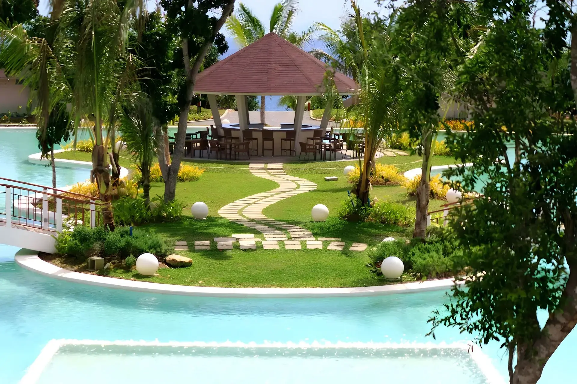 Basen w hotelu Bohol Shores Resort