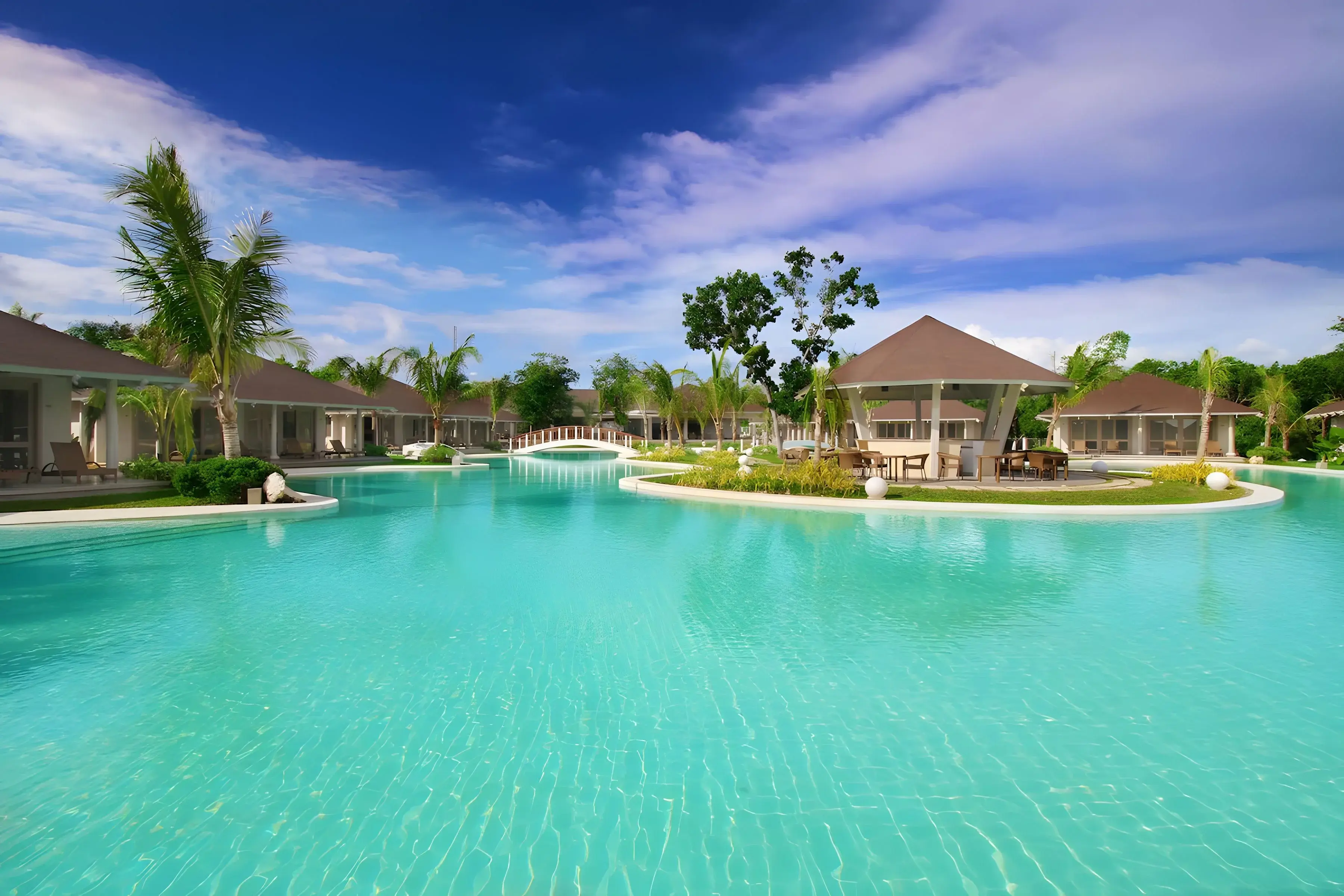 Basen w hotelu Bohol Shores Resort