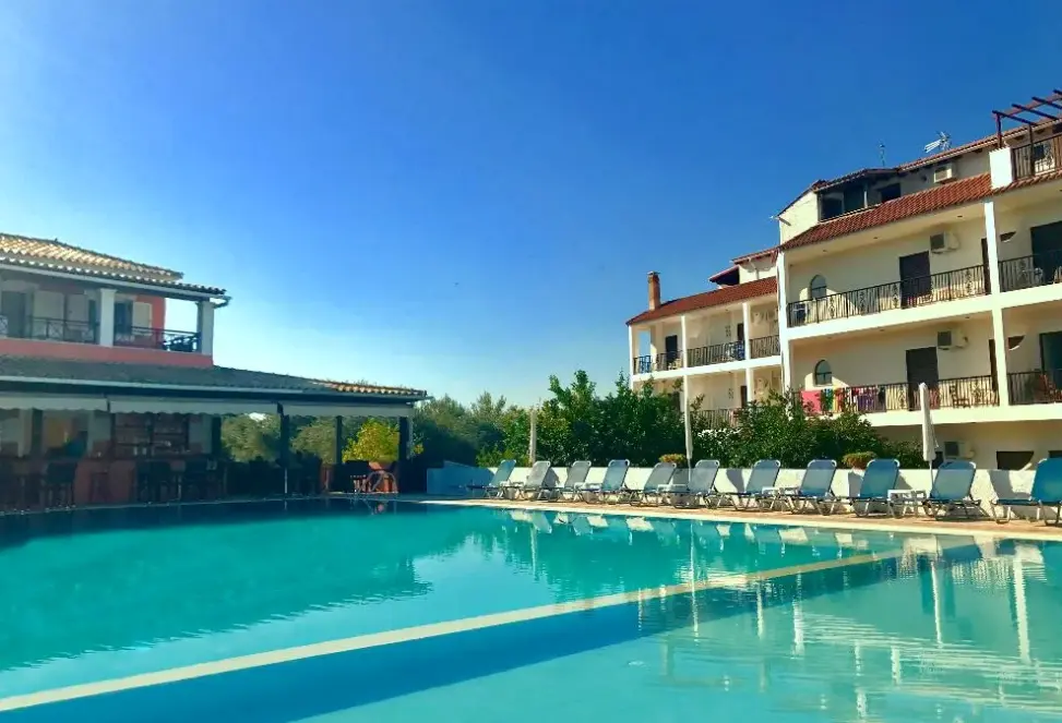 Basen w hotelu Bruskos (Corfu)