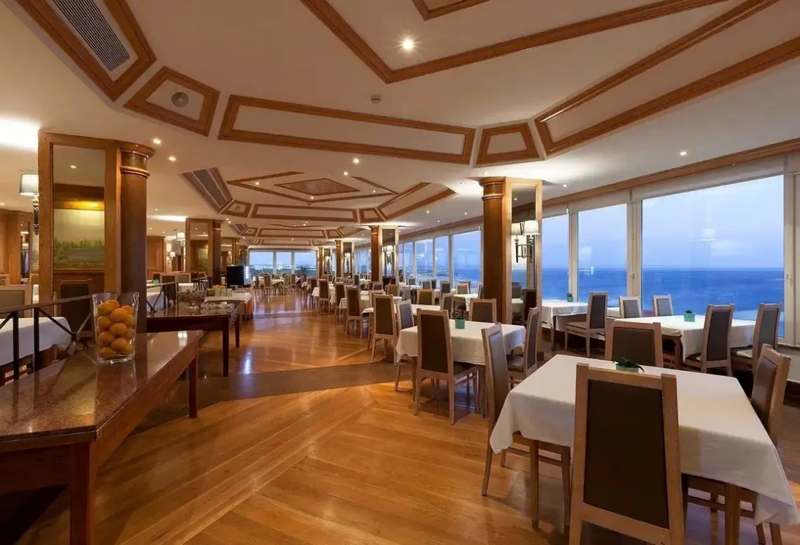 Restauracja i jedzenie w hotelu Carcavelos Beach (Carcavelos)