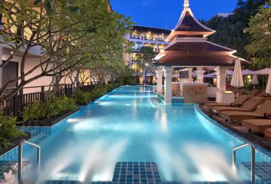 Basen w hotelu Centara Anda Dhevi Resort & Spa