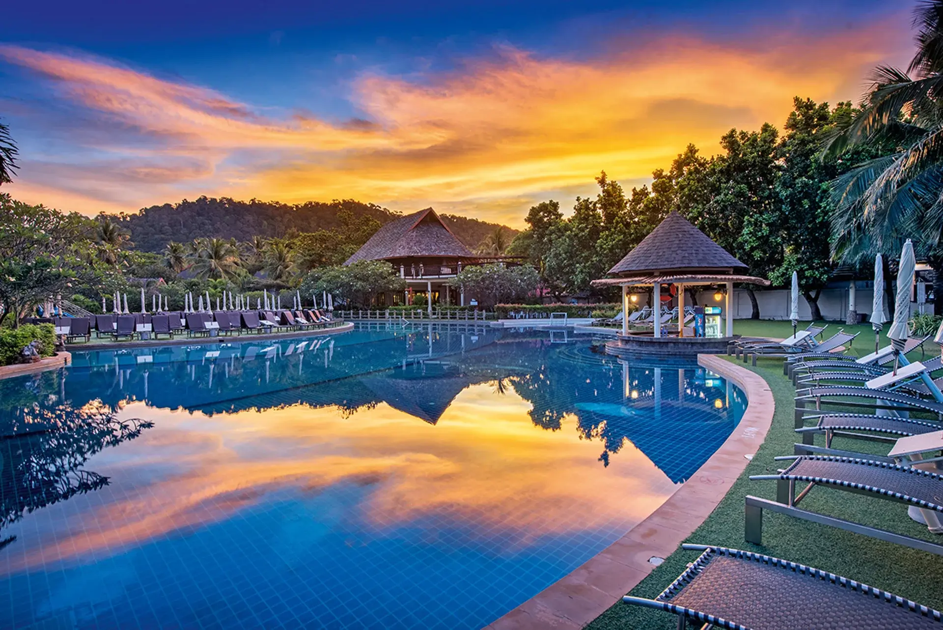 Basen w hotelu Chada Lanta Beach Resort