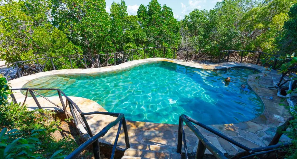 Basen w hotelu Chale Island Resort