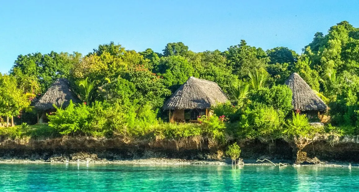 Plaża przy hotelu Chale Island Resort