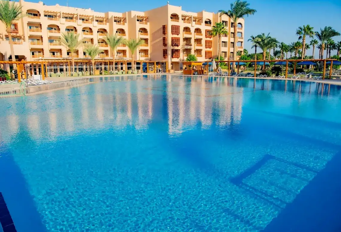 Basen w hotelu Continental (ex Movenpick Resort)