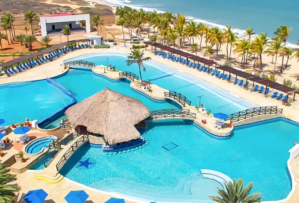 Basen w hotelu Costa Caribe Beach