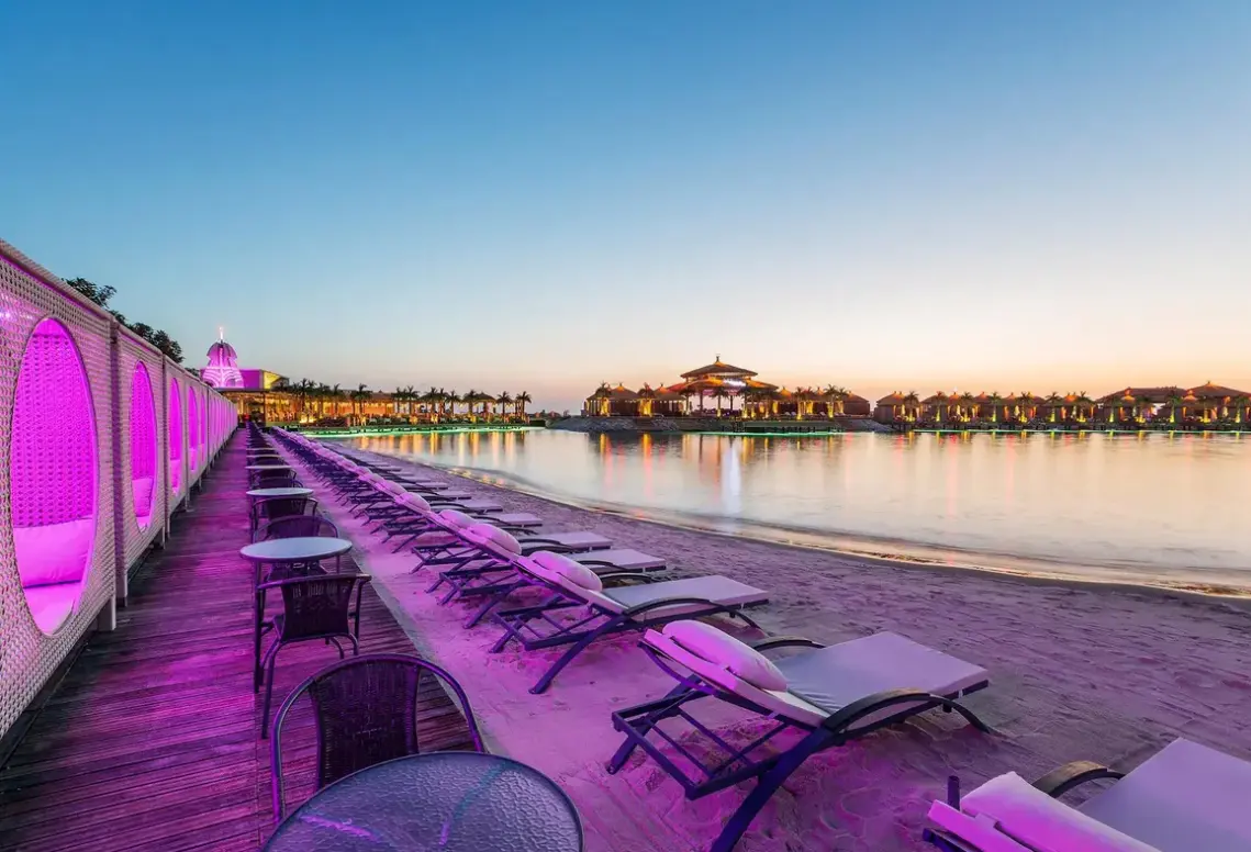 Plaża przy hotelu Cratos Premium & Casino