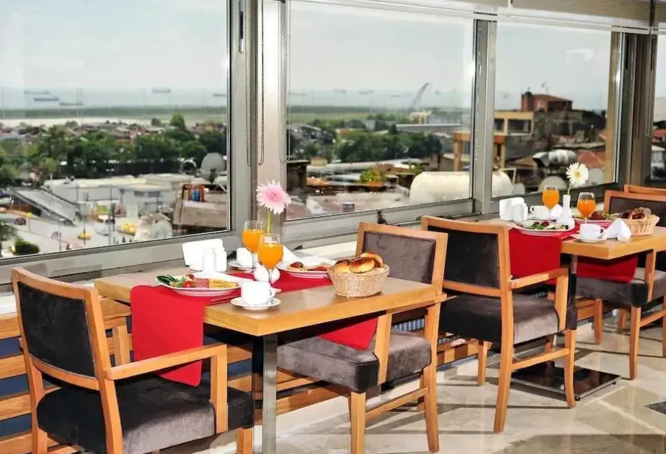 Restauracja i jedzenie w hotelu Delta (Istanbul)