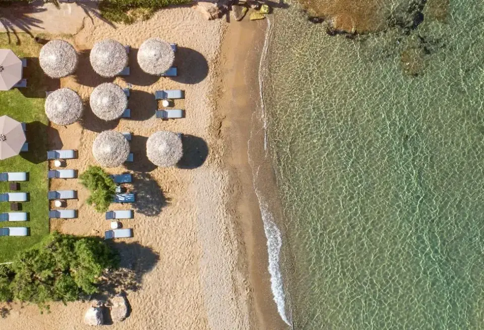 Plaża przy hotelu Divani Apollon Suites