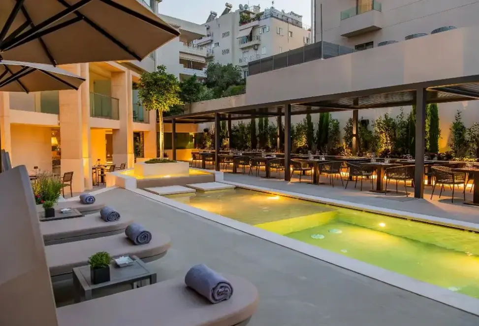 Basen w hotelu Divani Apollon Suites