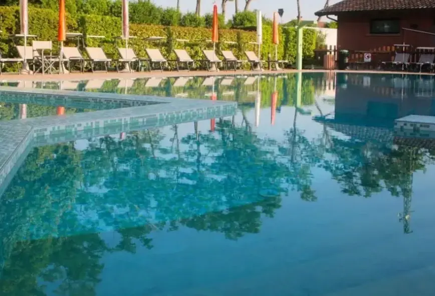 Basen w hotelu Due Ponti Village
