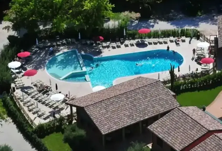 Basen w hotelu Due Ponti Village