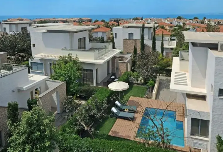Basen w hotelu E Hotel Spa and Resort (Larnaka)
