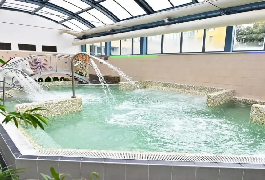 Basen w hotelu Eger & Park