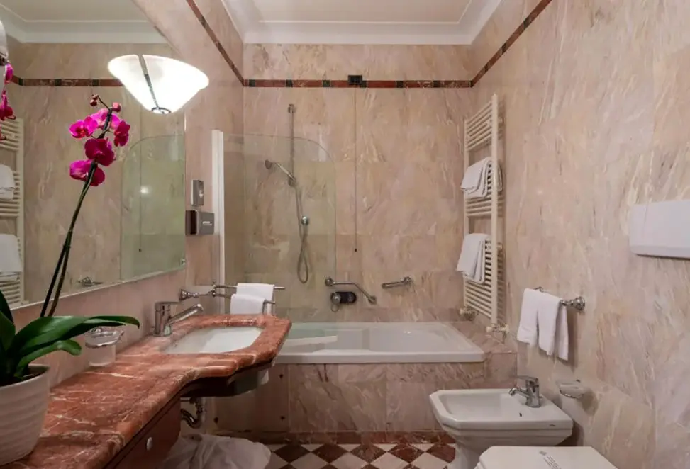 Łazienka w pokoju hotelu GH Ortigia
