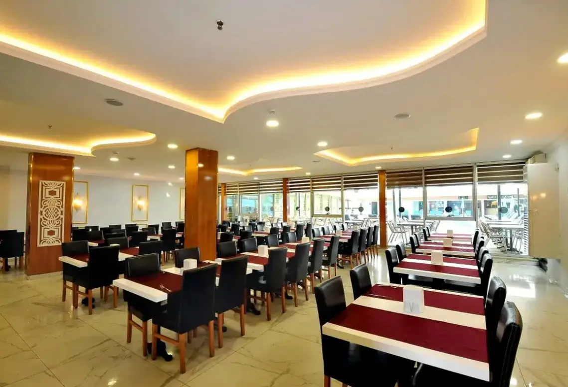 Restauracja i jedzenie w hotelu Grand Barhan