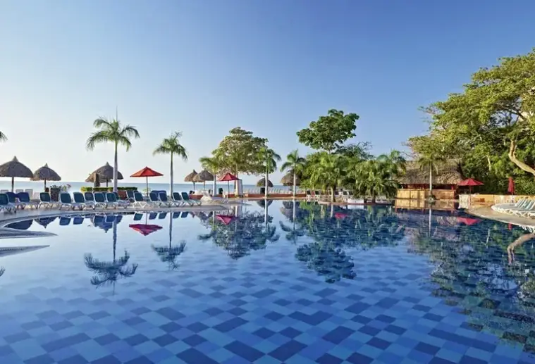 Basen w hotelu Grand Decameron Panama (ex. Royal Decameron Golf Beach Resort & Villas)