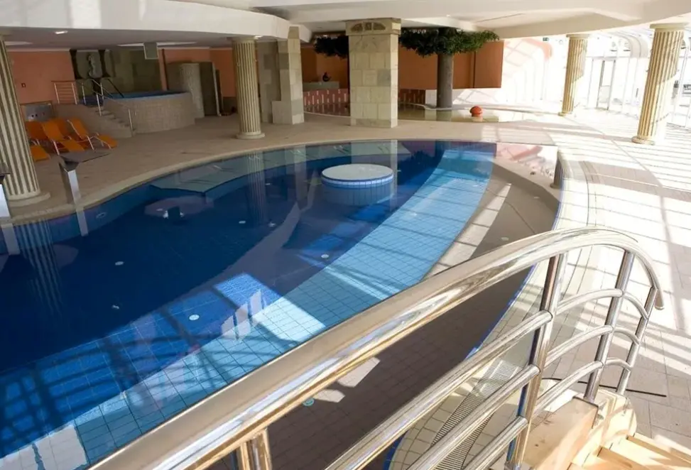 Basen w hotelu Grand Hotel Primus