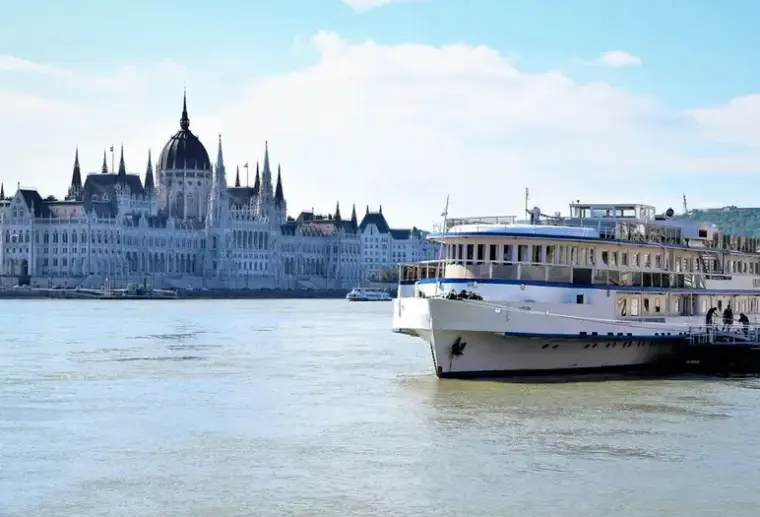 Widok z hotelu Grand Jules Boat
