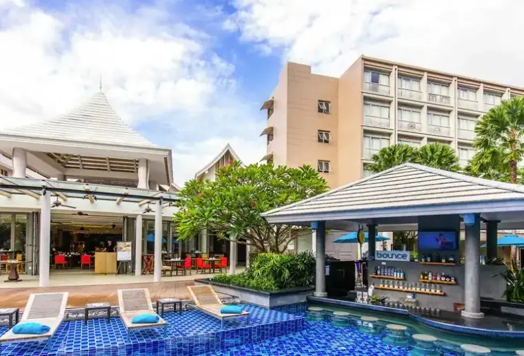 Basen w hotelu Grand Mercure Patong