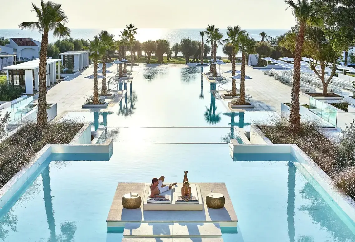 Basen w hotelu Grecotel Lux Me Dama Dama (ex. Grecotel Rhodos Royal)