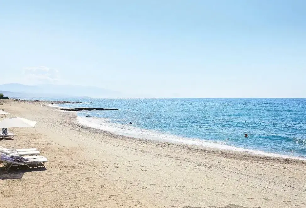 Plaża przy hotelu Grecotel LuxMe The White  (ex.Grecotel El Greco)