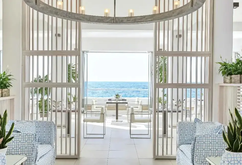 Lobby hotelu Grecotel LuxMe The White  (ex.Grecotel El Greco)