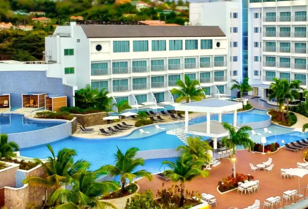 Basen w hotelu Harbor Club St. Lucia, Curio Collection by Hilton