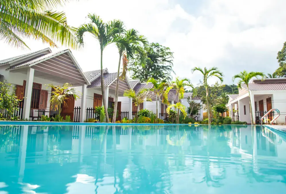 Basen w hotelu Hien Minh Bungalow