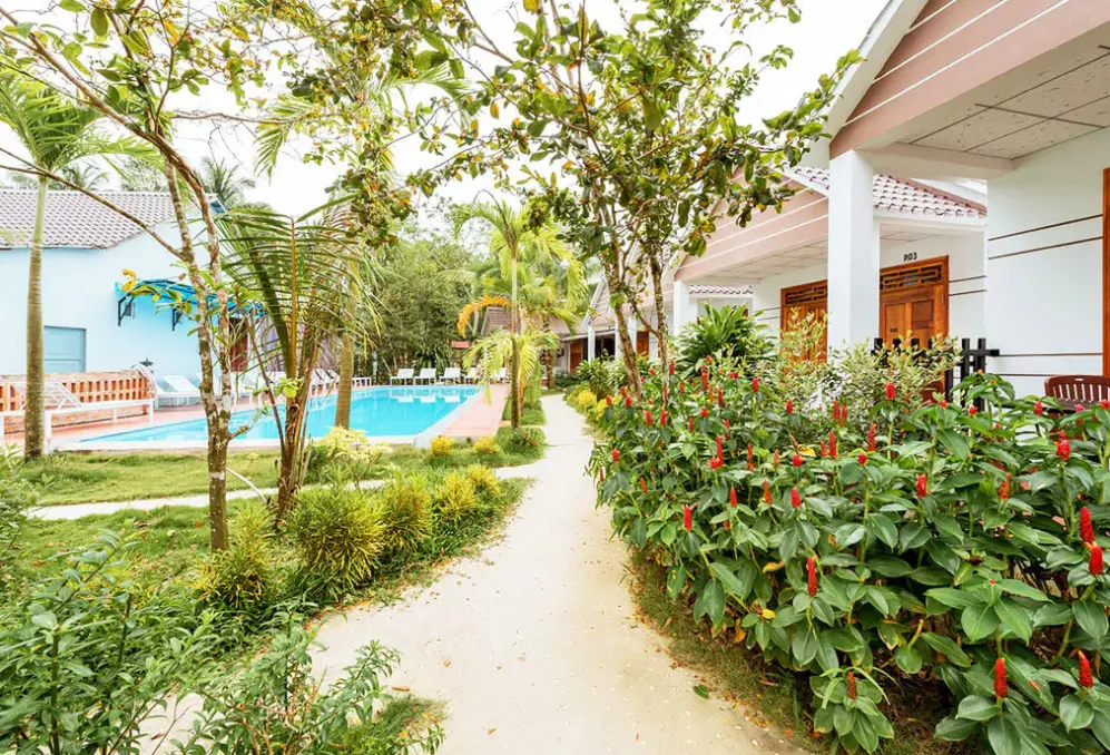 Basen w hotelu Hien Minh Bungalow