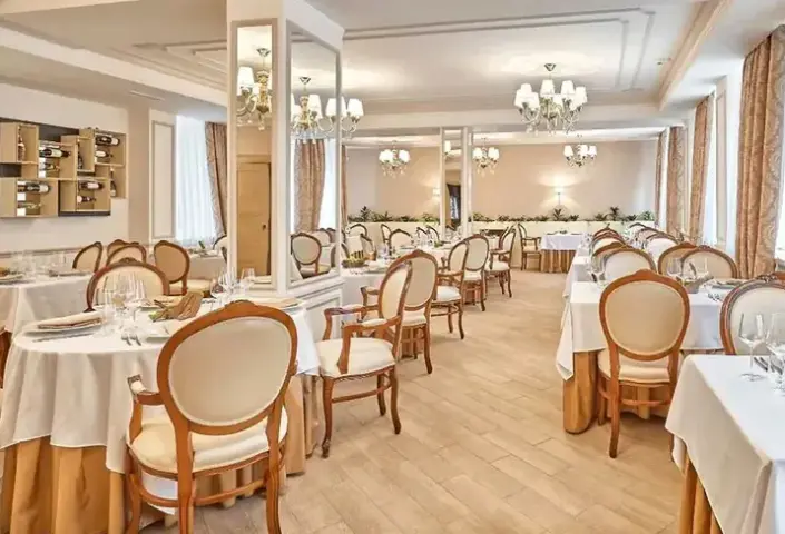 Restauracja i jedzenie w hotelu Honour and Grace