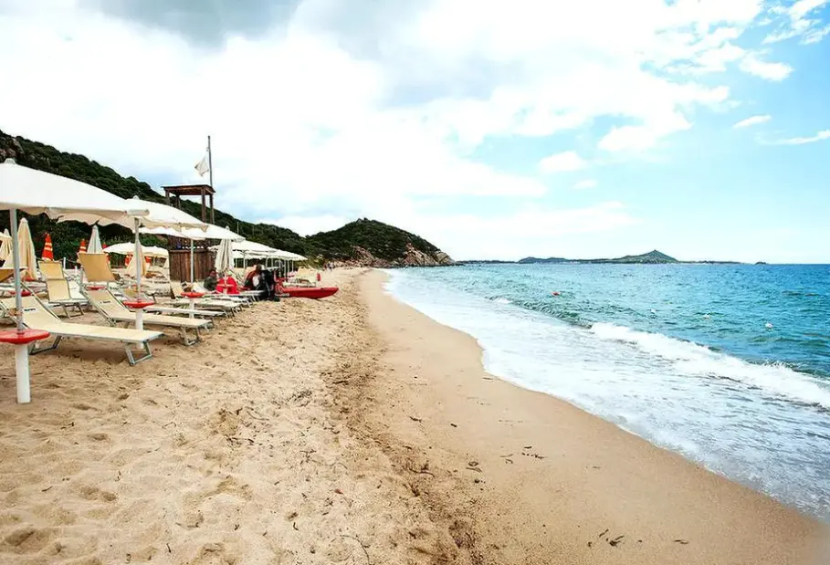 Plaża przy hotelu iH Villasimius Le Zagare Resort