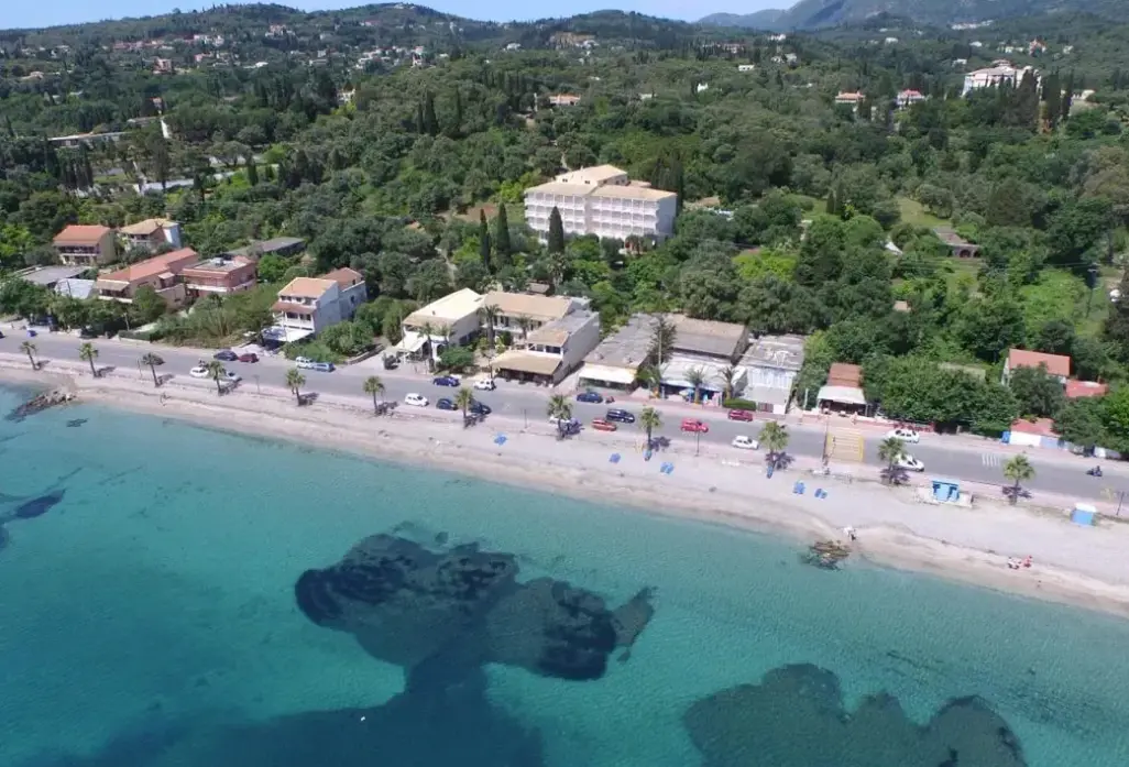 Plaża przy hotelu Ipsos Beach (Corfu)