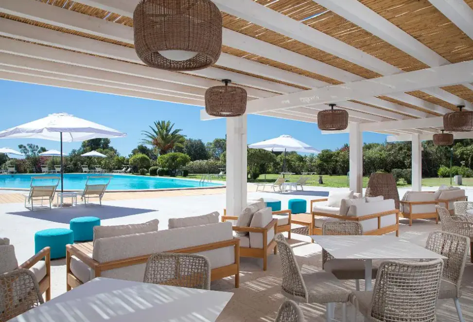 Basen w hotelu Is Molas Resort