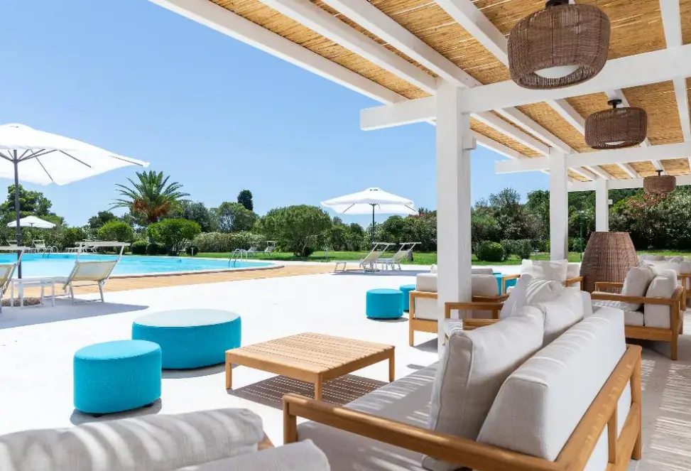 Basen w hotelu Is Molas Resort