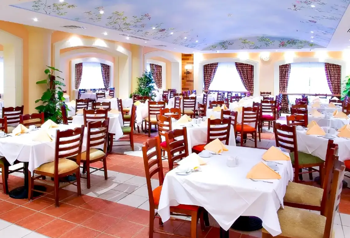 Restauracja i jedzenie w hotelu Ivy Cyrene Island Resort
