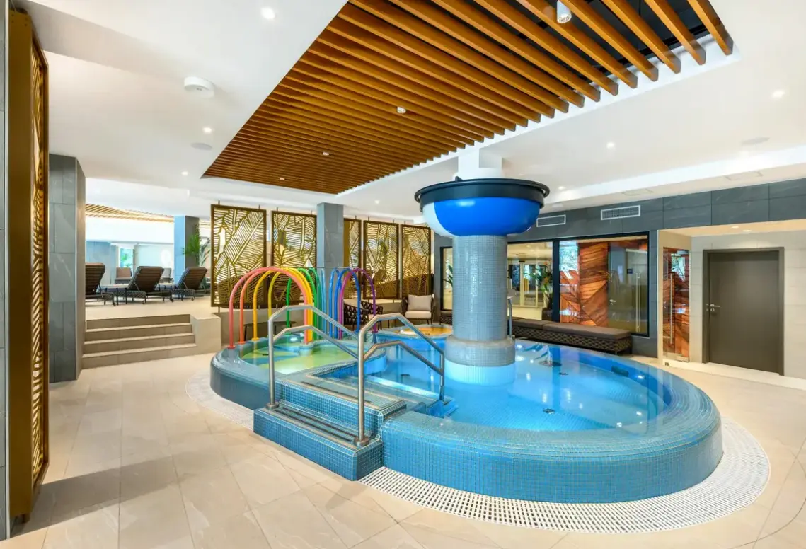 Lobby hotelu Kenese Bay Garden Resort & Conference