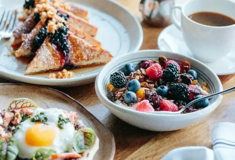 Restauracja i jedzenie w hotelu Kimpton Margot Sydney