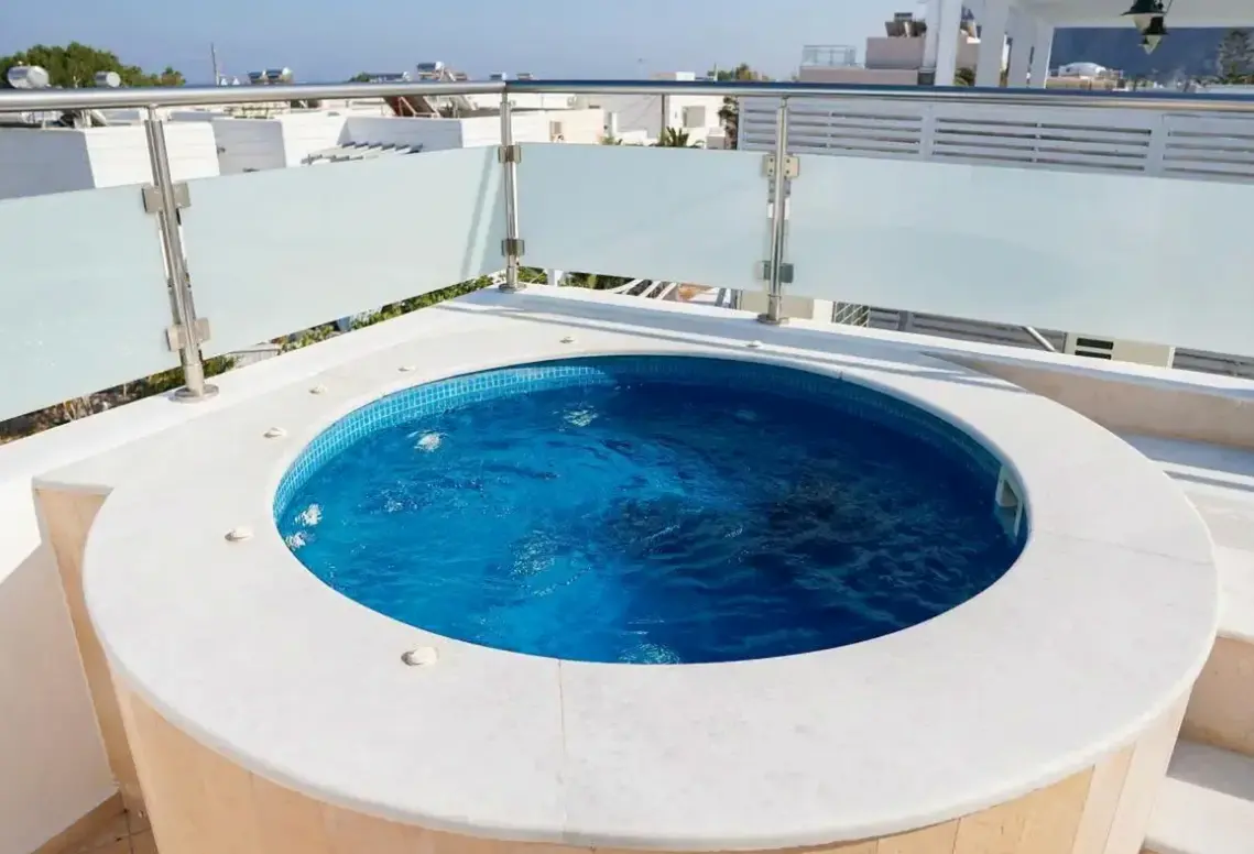 Basen w hotelu La Mer  (Kamari)