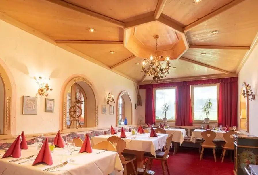 Restauracja i jedzenie w hotelu Landhotel Seeg