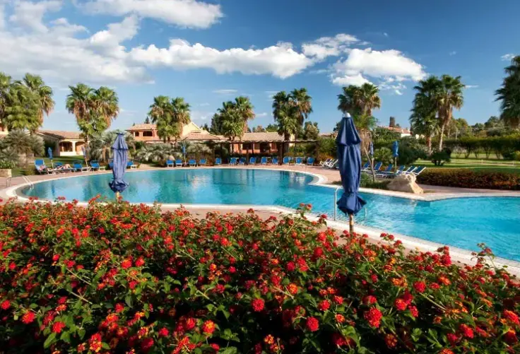 Basen w hotelu Lantana Resort