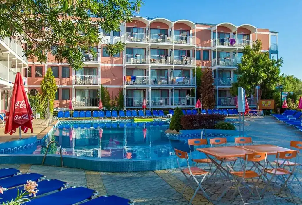Basen w hotelu Longosa