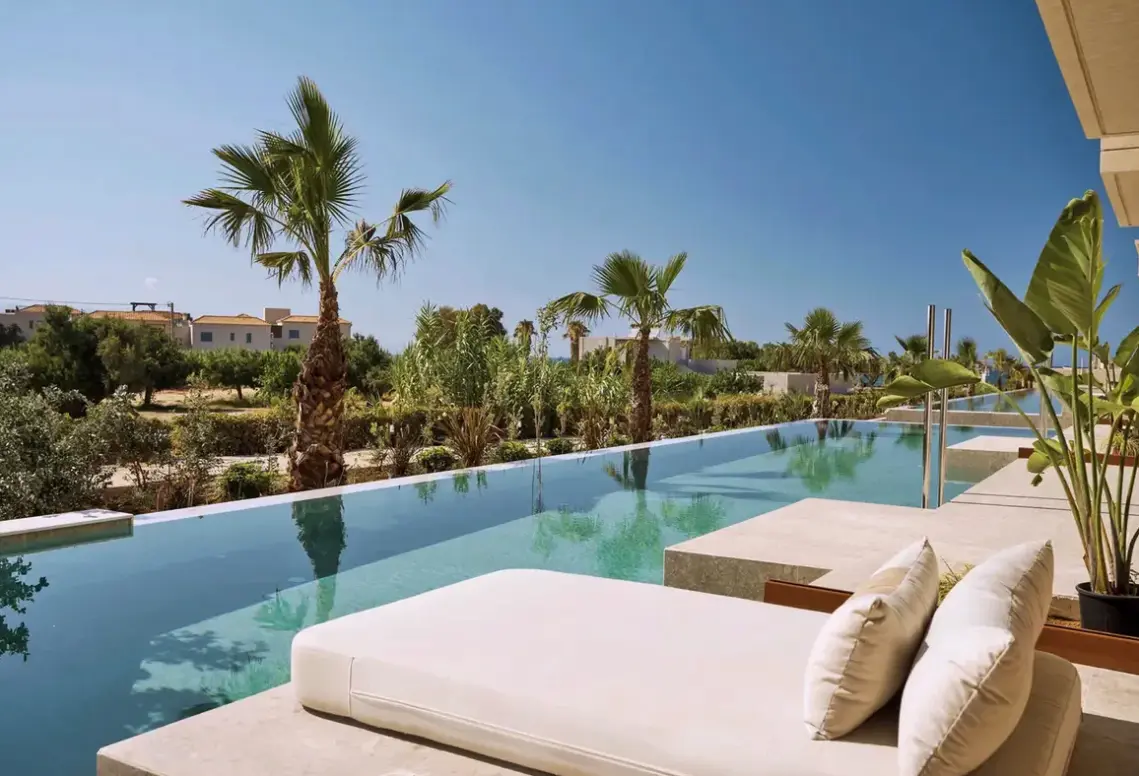 Basen w hotelu Louis Asterion Suites and Spa