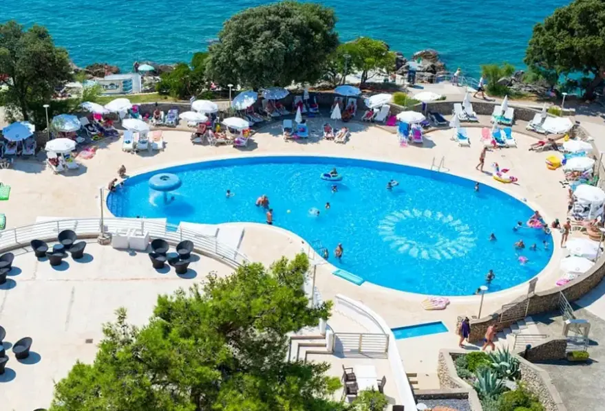 Basen w hotelu Lovorka Villa