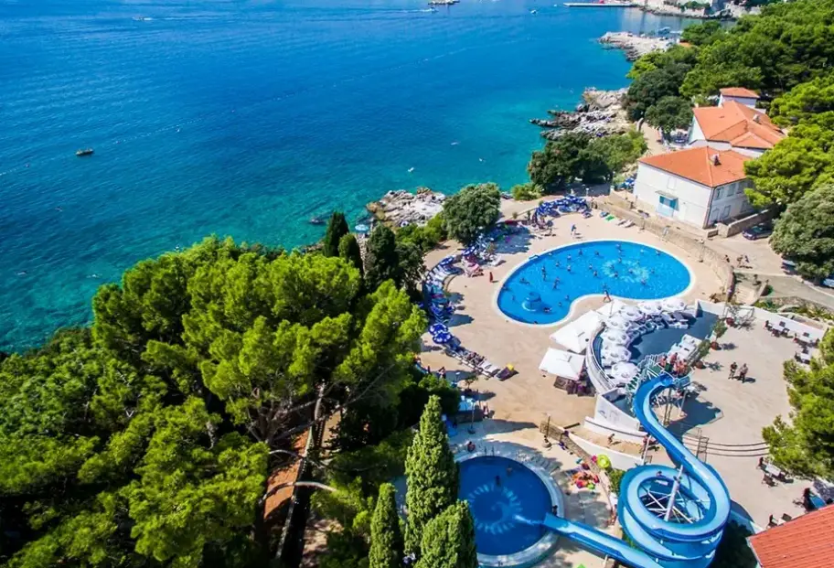 Basen w hotelu Lovorka Villa