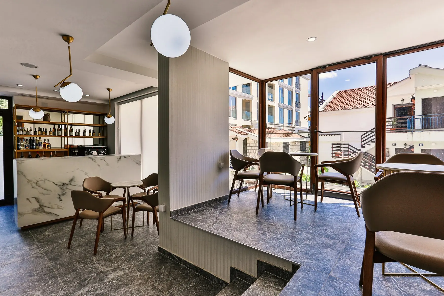 Restauracja i jedzenie w hotelu Lusso Mare by Aycon