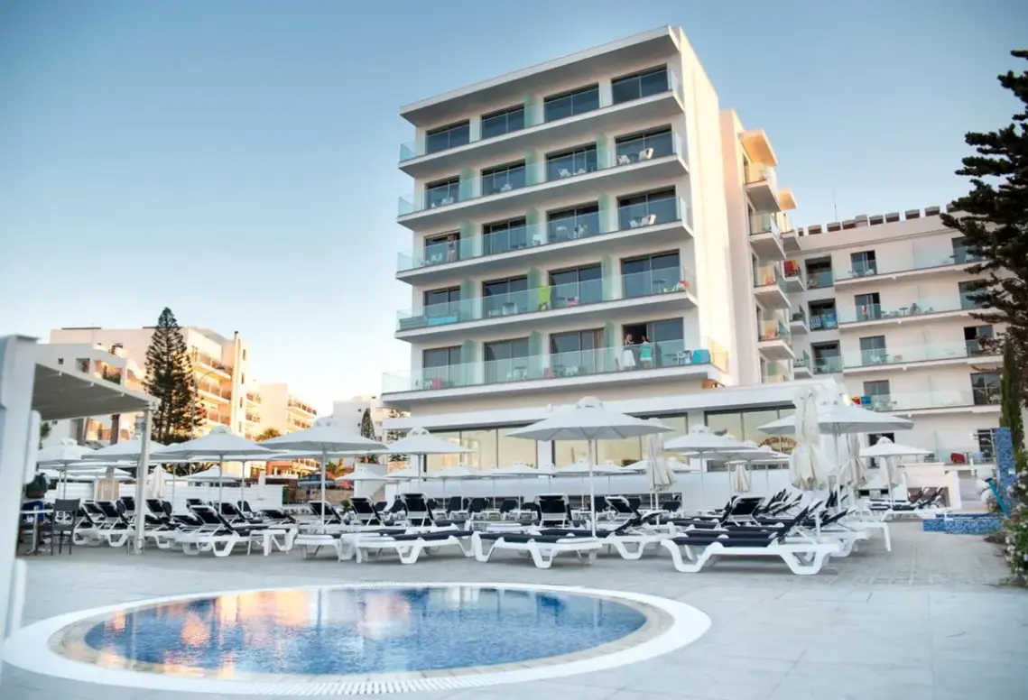 Basen w hotelu Mandali