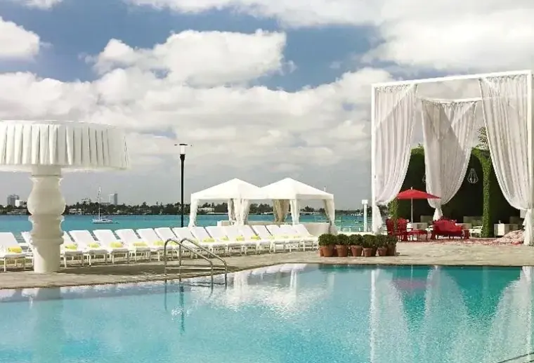 Basen w hotelu Mondrian South Beach
