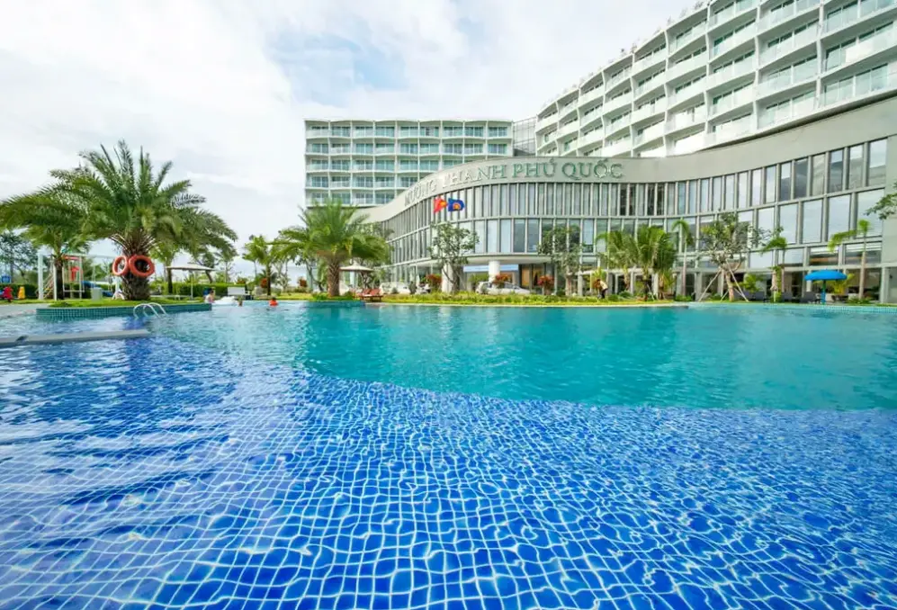 Basen w hotelu Muong Thanh Luxury Phu Quoc