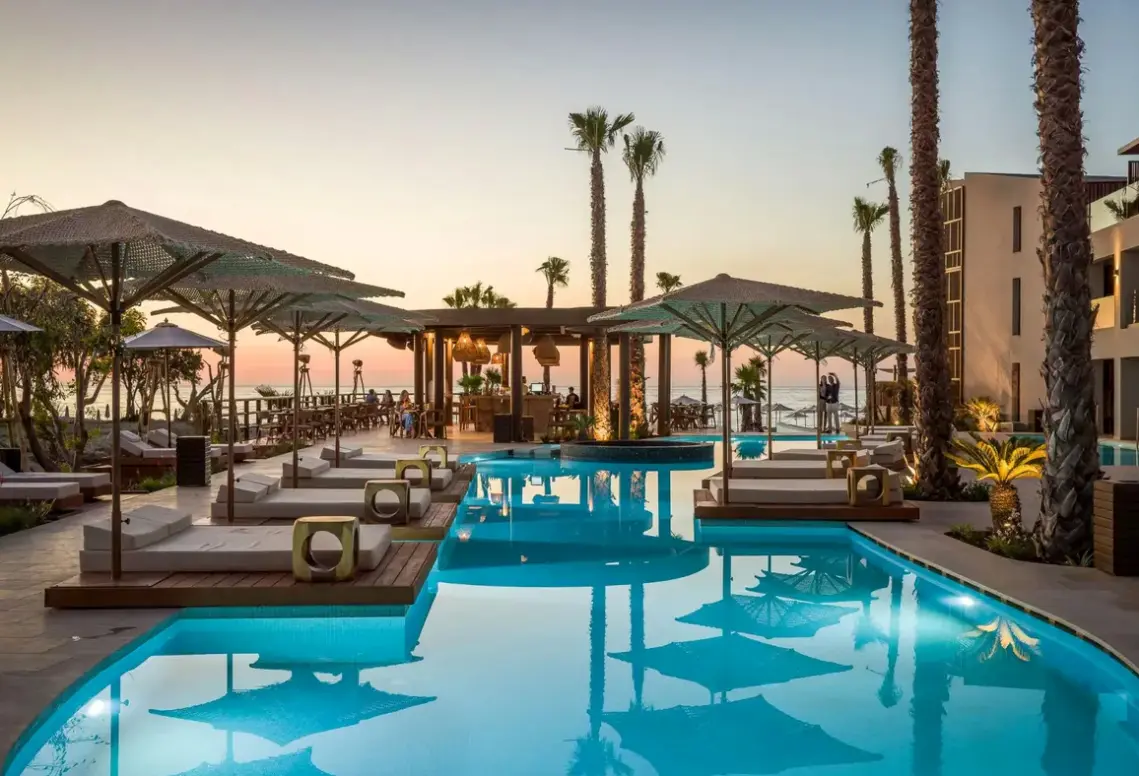 Basen w hotelu Nalu Resort & Spa (Chania)